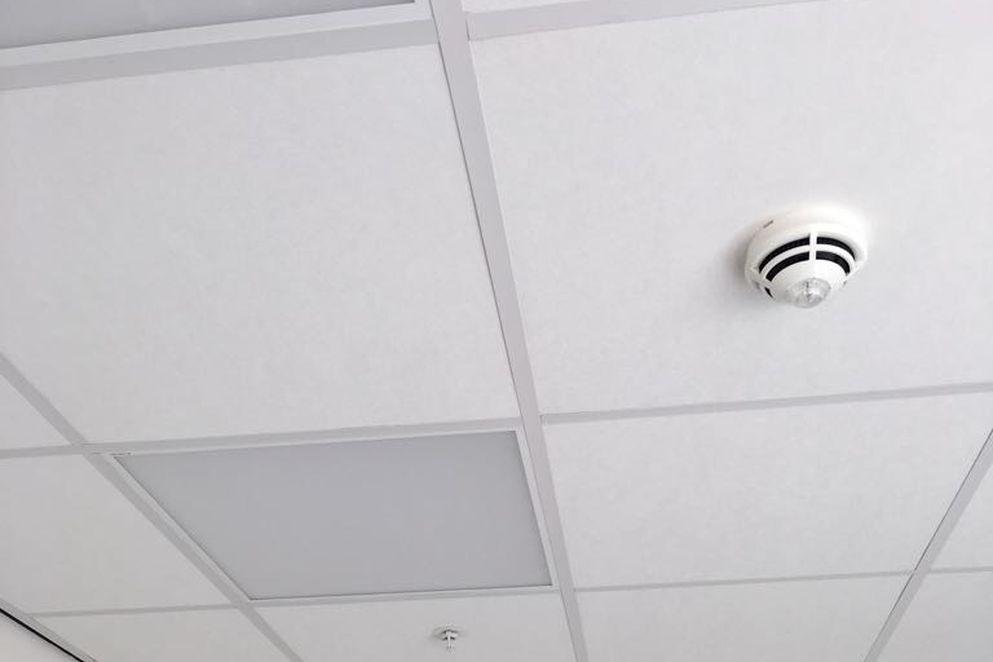 Plafond met waterleidingsprinklers